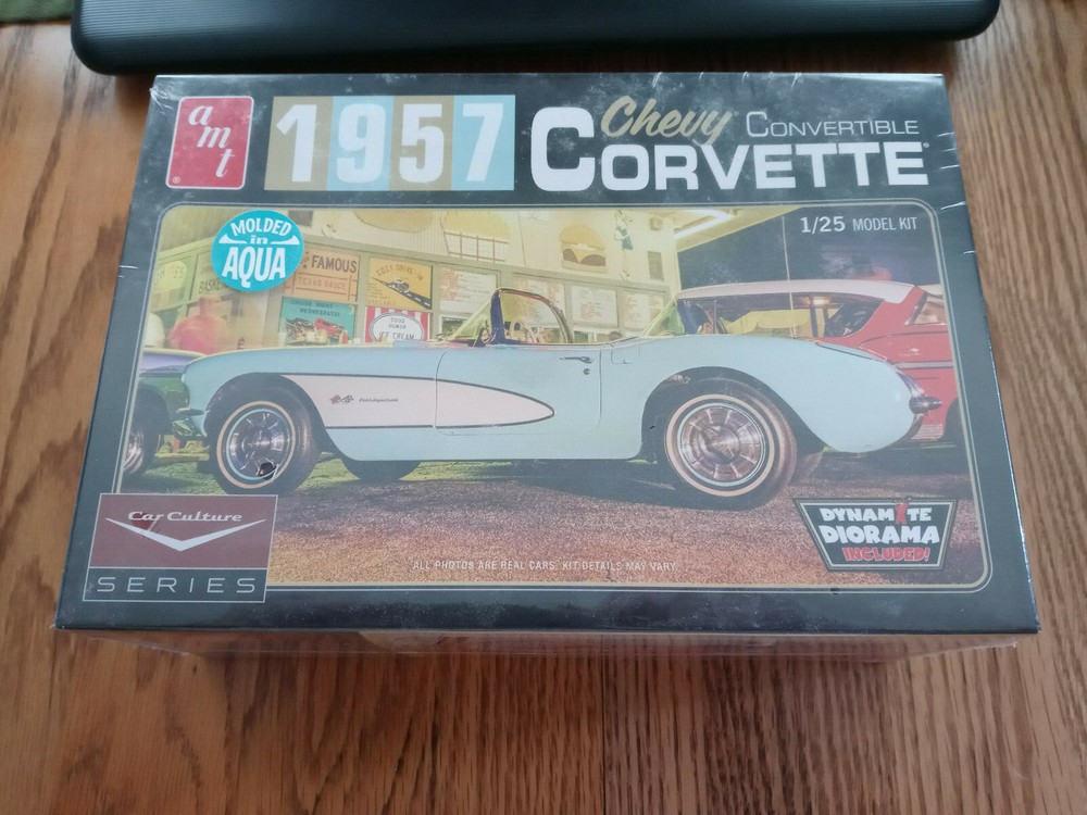 AMT 1957 Chevy Convertible Corvette 1/25 Scale Plastic Model – New – 1016/12