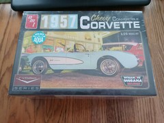 AMT 1957 Chevy Convertible Corvette 1/25 Scale Plastic Model – New – 1016/12