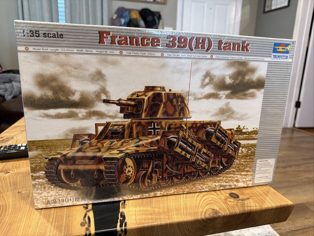 Trumpeter 1/35 France 39(H) Tank #00352 Factory Sealed
