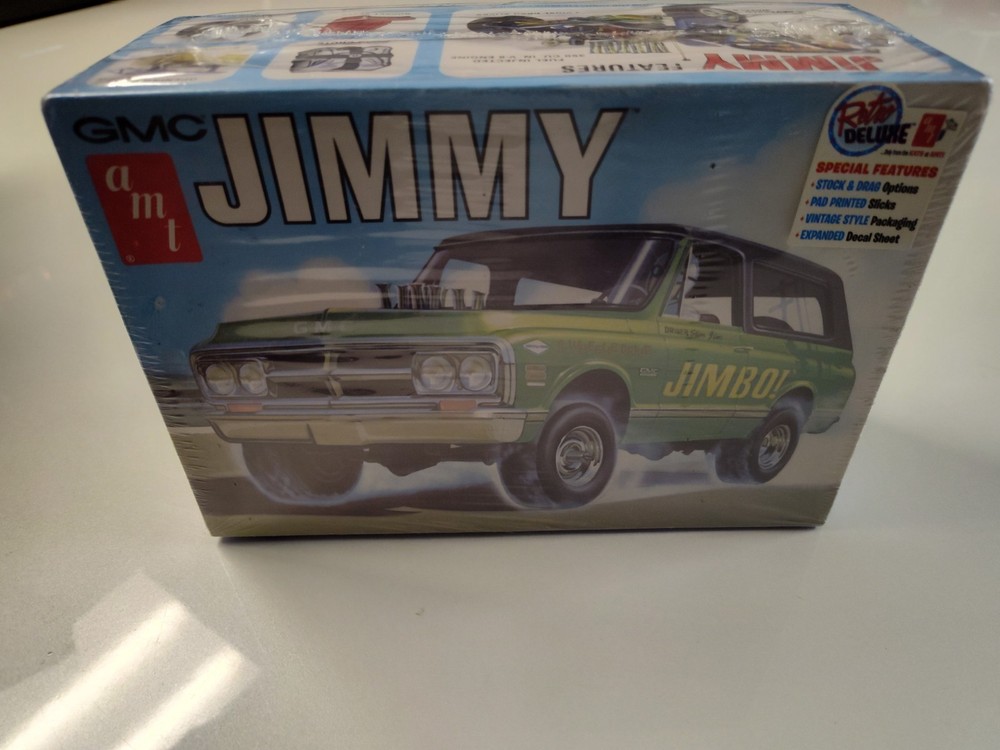 AMT 1/25 Scale AMT1219 1972 GMC Jimmy Model Kit