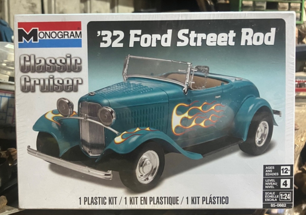 1932 Ford Street Rod Classic Cruiser Monogram 1/24 Scale Model Kit
