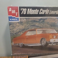 AMT Ertl 8271 1/25 Scale ’70 Chevy Monte Carlo Lowrider Kit W/ Display Case