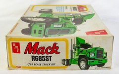 Vintage Original AMT T535 Mack R685ST Semi Truck Tractor 1:25 Scale Model Truck