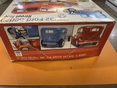 Revell ’32 Ford Sedan Street Rod 2n1 1/25 Model Kit *LOTS OF PARTS ONLY*