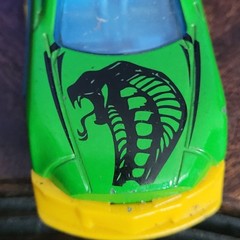 GREENBRIER SUNTOYS 9891 GREEN BLUE & YELLOW DIECAST 2 3/4″ CAR W/ COBRA SNAKE