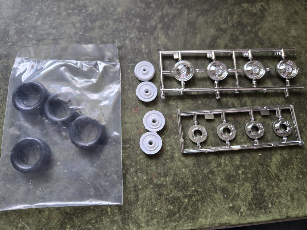 Revell 1/25 66 Chevy El Camino 85-2045 Parts Hubcaps Tires & Disc Brakes STK Z32