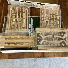 HobbyBoss 85502 M1070 1/35 Scale Truck HET M1000 Semi-Trailer Car Kit With Bonus