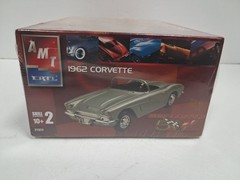 AMT ERTL 1:25 1962 Silver Chevrolet Corvette Model Kit #31824 – Sealed