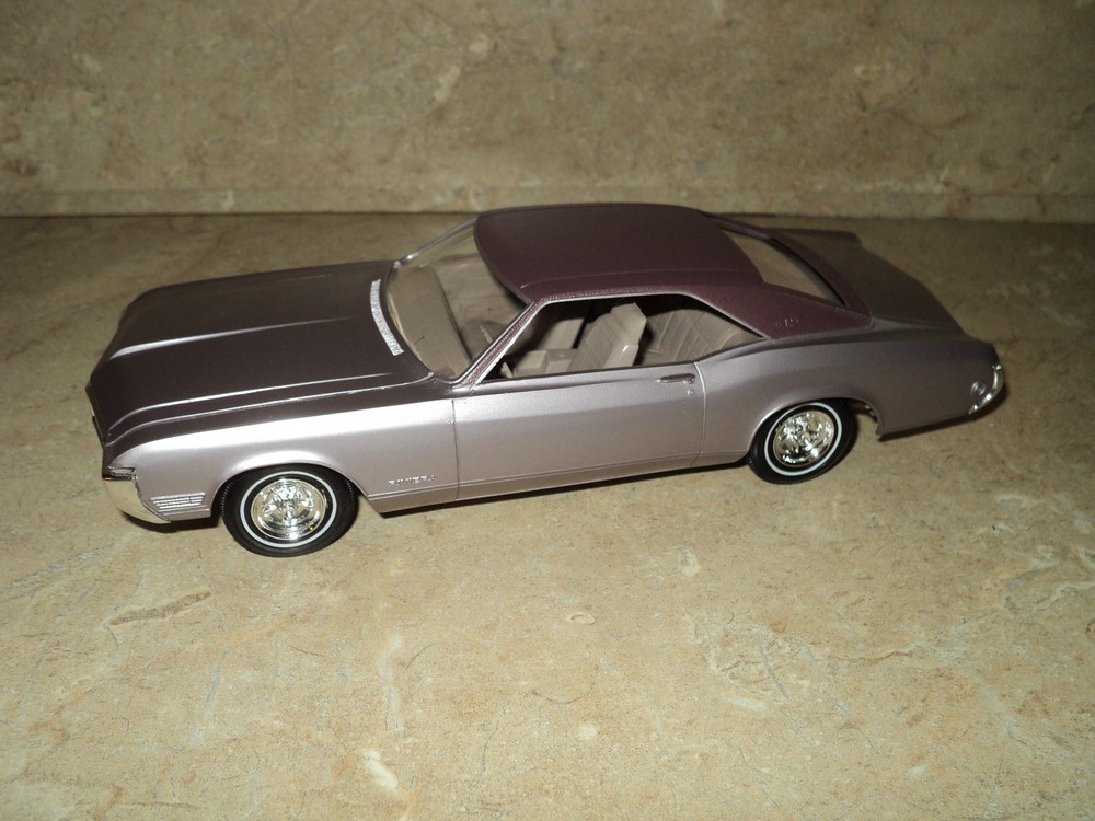 AMT 1969 Buick Riviera Vintage Promo Model 1/25