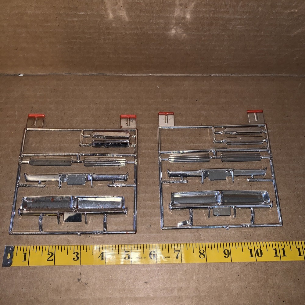 Vintage Junkyard Lot Of Plastic Model Car Chrome Parts And Pieces (Lot Jy369)