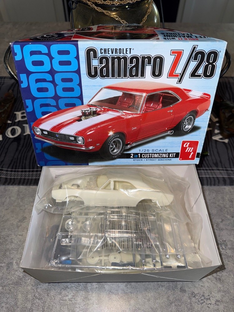 AMT 1968 Chevrolet Camaro Z/28 Model Kit 1/25 Scale 2-in-1 Customizing