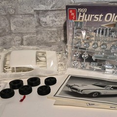 AMT 1:25 1969 Hurst Oldsmobile Plastic Unassembled Model Kit Car White NO DECALS