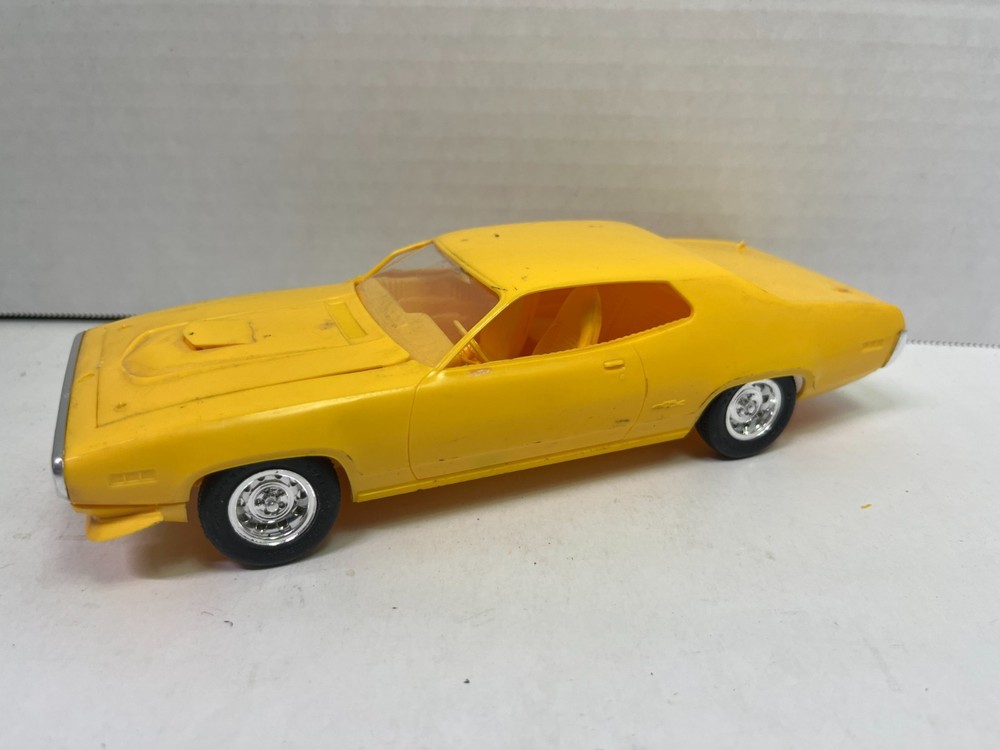 1/25-1/24 REVELL 1971 PLYMOUTH GTX YELLOW BUILT PARTS MODEL CAR KIT