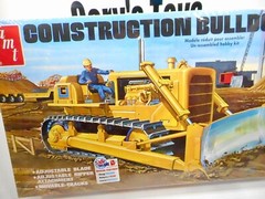 AMT 1:25 Construction Bulldozer Model Kit – AMT1086/06
