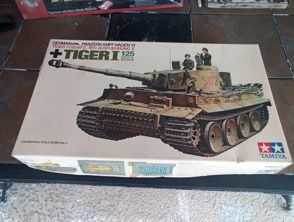 Tamiya 1:25th Scale German Tiger One Tank Model Kit Sealed Contents