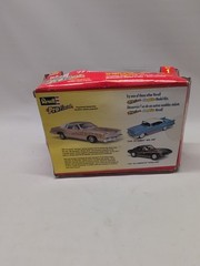 Revell 85-1350 – ’77 Monte Carlo Lowrider Mode Kit – Sealed (Box Damage)