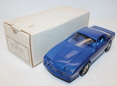 1:25 AMT Ertl 6062EO 1989 Chevrolet Camaro IROC-Z – Blue Metallic – NEW – Mint