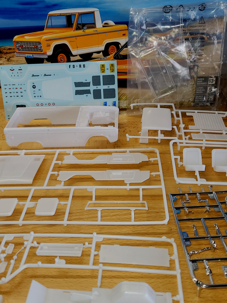 BRONCO HALF CAB BODY,INTERIOR,GLASS,DECALS,REMOVABLE PICK UP ROOF SWING OUTSPARE