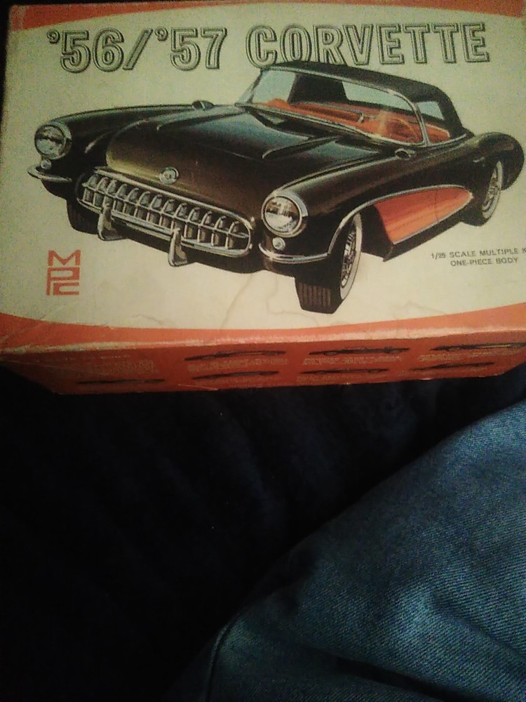 MPC CORVETTE 56/57 BUD ANDERSON MODEL KIT 1/25TH BOXED 301-200