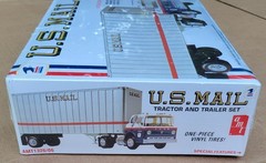 AMT US Mail Ford C900 Tilt Cab Tractor & Trailmobile 27′ Van Sealed Box 1:25 Kit
