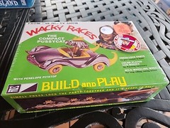 MPC Wacky Races – The Compact Pussycat Snap Plastic Model Kit MPC934 NWDP