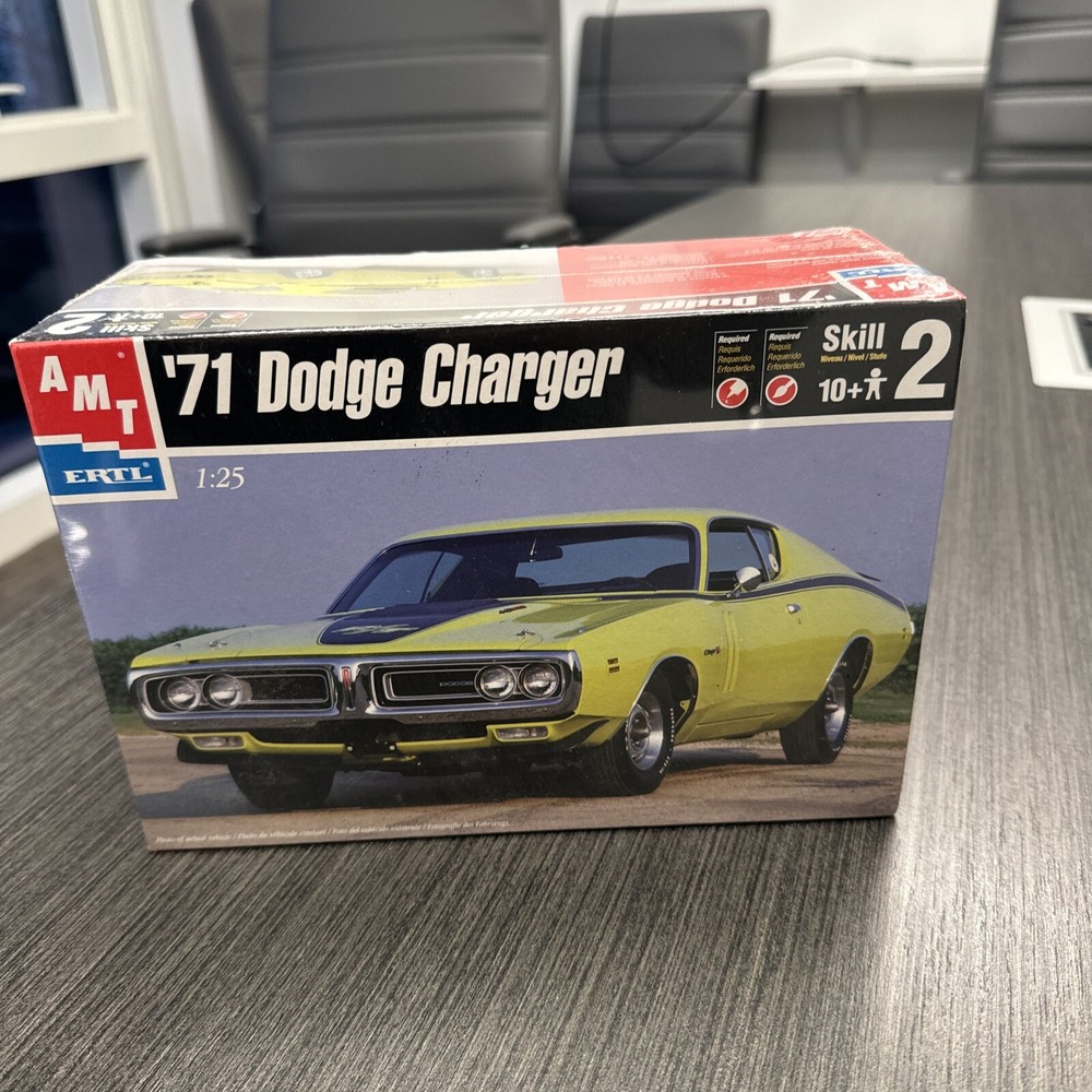 Amt model car kit 71 Dodge Charger 30053 Sealed