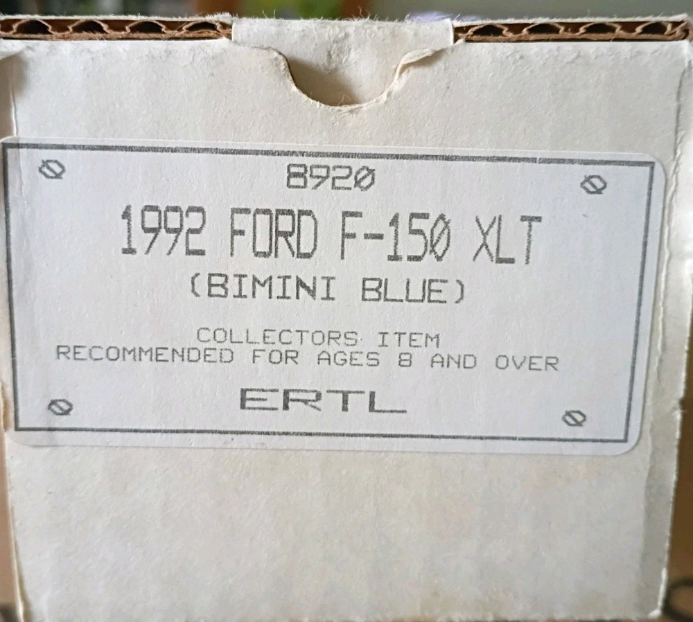 AMT/Ertl 1/25 scale model kit of a 1992 Ford F-150 XLT in Bimini Blue. NIB