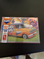 AMT ’77 Ford Fantasy Van Fanta 1:25 Plastic Model Kit w/ Decals