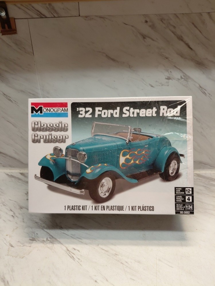 2022 Monogram (Classic Cruiser) “1932 Ford Street Rod” (1:24) Factory Sealed
