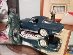 1965 Corvette 1/25 scale built model kit And Zombies