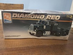Vintage AMT/ERTL Diamond Reo Semi Tractor 1/25 Model Kit Factory sealed #8137