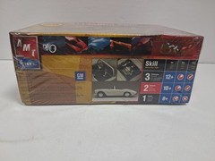 AMT ERTL 1:25 1962 Silver Chevrolet Corvette Model Kit #31824 – Sealed