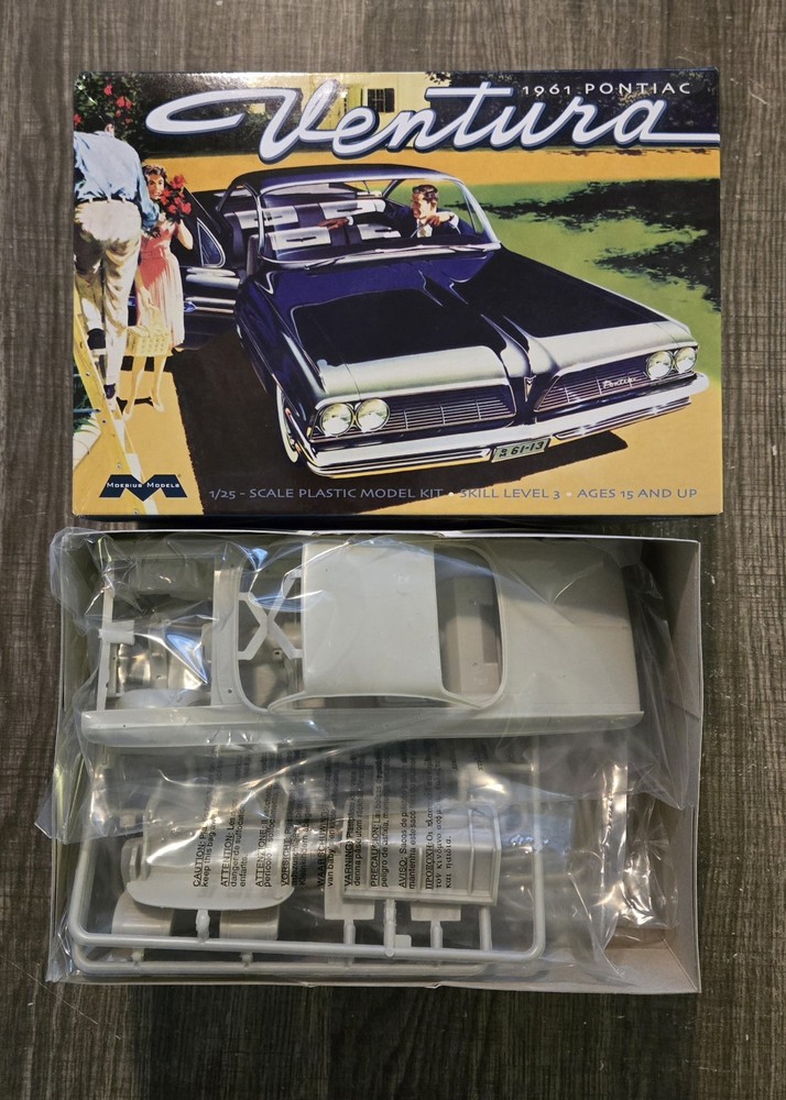 Moebius 1/25th Scale 1961 Pontiac Ventura 1/25 #1211 Open Complete Z12