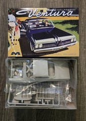 Moebius 1/25th Scale 1961 Pontiac Ventura 1/25 #1211 Open Complete Z12