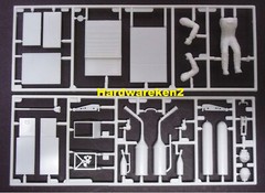 PARTS – DIORAMA TOOLS – RACING PIT CREW TOOLS and DRIVER – 1/24 SCALE