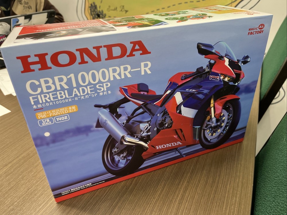 1/9 Magic Factory #1402 Honda CBR1000RR Fireblade SP Pre-Painted Snap Kit