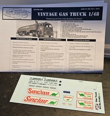 White-Fruehauf Gas Truck Sinclair Plastic model kit (Atlantic) Assembled