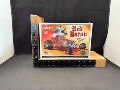 Atlantis Tom Daniel “Red Baron” w/Trading Card 1:24 SC Plastic Model Kit M6740
