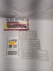 Esci Ertl 1/72 Scale Kit 8343 German Sd Kfz 251/7 Pioneer Vehicle Open Box