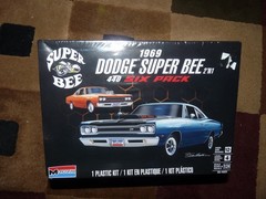 Revell Monogram 1969 Dodge Super Bee 440 6 Pack 2 in 1 1/24 Plastic Model Kit
