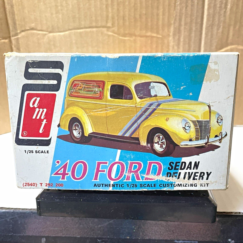 AMT Gene Winfield ’40 Ford Sedan Delivery Hot Rod Model Kit 1:25 Street/Strip