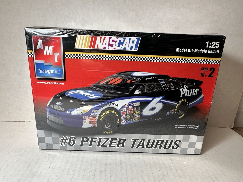 AMT Pfizer Ford Taurus NASCAR 1:25 Model Kit #38064 2003 NEW SEALED
