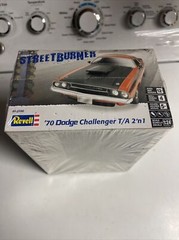 REVELL 1970 DODGE CHALLENGER T/A 2N1 PLASTIC MODEL KIT 1/24 SCALE