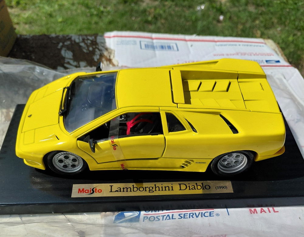 Maisto 90′ Lamborghini Diablo 1:18 Diecast Car Yellow.