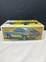 AMT 1977 Ford Pinto 1/25 Scale Plastic Model Car Kit c2010