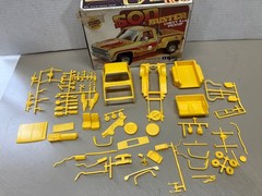 LOT OF 3 ORIGINAL MPC 1/25 SCALE 1980’S CHEVY 4 X 4 PICKUP MODEL KITS 3 TRUCKS