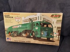 2019 Vintage Atlantis White/Fruehauf Sinclair Gas Truck Model Kit