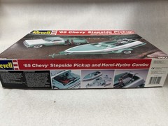 Revell 1/251965 CHEVY STEPSIDE &HEMI HYDRO BOAT