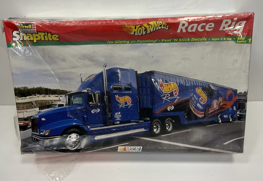 Revell Monogram SnapTite Hot Wheels Race Rig 1:32 NASCAR Truck Trailer Kit NEW