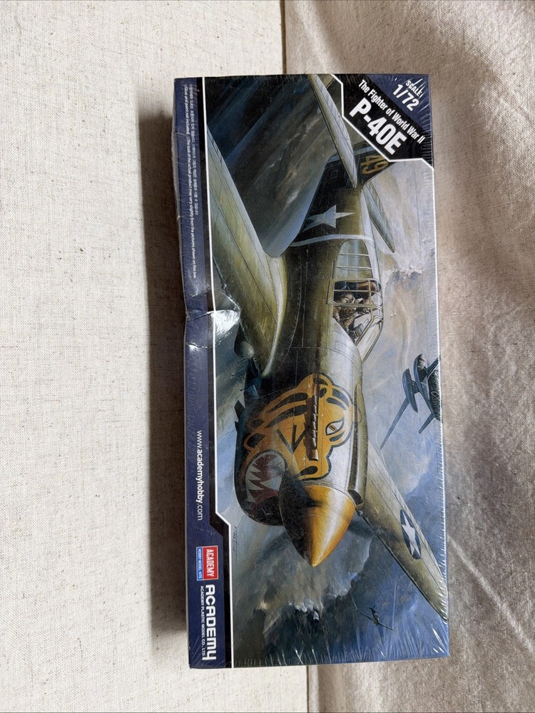 ACADEMY 1:72 FIGHTER OF WORLD WAR II P-40E AIRPLANE MODEL KIT SEALED